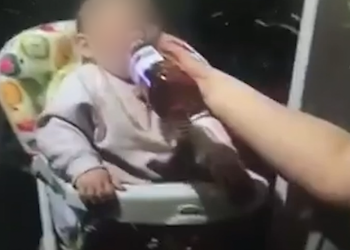 VIDEO/ Pamje shokuese, një nënë dhe shoqja e saj detyrojnë foshnjën të pijë verë dhe qeshin me të qarat e saj