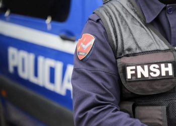 U përfshi në një sherr dhe plagosi dy persona me uniformën e policisë/ Arrestohet oficeri i FNSH-së në Tiranë