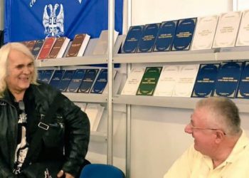 Vetëvendosje sulmon Korçën pse ftoi Bregoviçin për të kënduar, por sot në Kosovë këndon grupi çetnik serb. Asnjë ‘patriot’ s’reagon