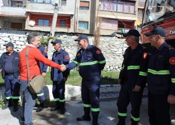 IRONIA! Ish-zv.ministri që u arrestua për zjarrvënie, dy javë më parë u dhuroi zjarrfikësve dy makina