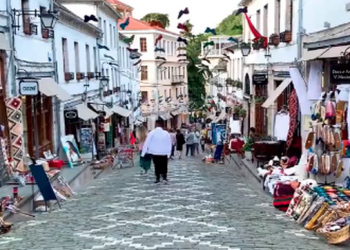 VIDEO/ Rama: Ky është çifti amerikan që po i prezanton botës Gjirokastrën!