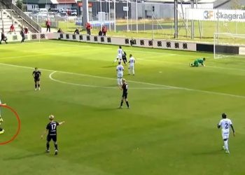 Gjyqtari bie në gjunjë, pasi kuptoi gabimin e madh në ndeshje (VIDEO)