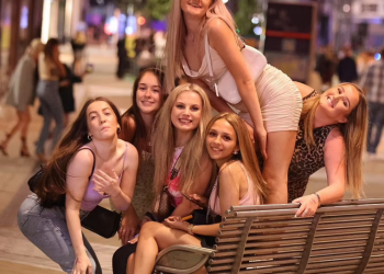 FOTOT/ Si e shijojnë britanikët fundjavën: Nga të rinjtë e dehur te veshjet ekstravagante të vajzave, “shfrenimi”