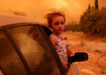 Prekëse/ Vogëlushja Valentina qan teksa pret prindërit për tu ‘arratisur’ nga zjarri në Greqi, fotografi i dhuron asaj lodër për ta qetësuar