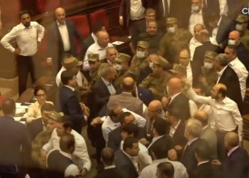 VIDEO/ Grusht i ‘thatë’ në Parlament/ Ja si rrihen deputetët me njëri tjetrin, kur prezantohet programi i qeverisë