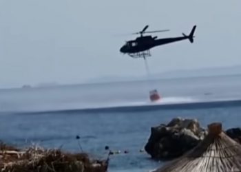 FOTO/ Momenti kur helikopteri i FA mbushet me ujë në plazhin e Livadhit dhe niset drejt vatrave të zjarrit