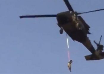 VIDEO/ U raportua se varën qytetarin në helikopter, BBC: Është një luftëtar taleban, ja pse qëndronte i varur
