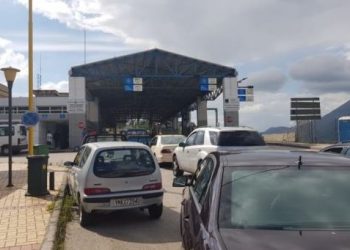 Pala greke ndërpret punën në Kakavijë, qytetarët presin në mes të vapës/ Radhë e gjatë mjetesh në të dy anë e kufirit