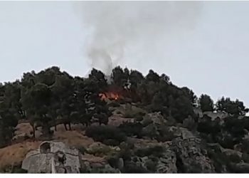 Zjarr në Kalanë e Beratit/ Forca të shumta zjarrfikësish në vend, dyshohet e qëllimshme