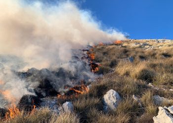 Ndërhyrje me helikopter/ Zjarri në Karaburun rrezikon Llogaranë, nën kontroll vatra në Dukat