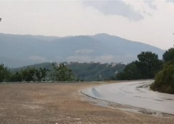 Shiu shoi zjarrin në Kukës/ Mbrojtja Civile: Situata në monitorim, ka ende trungje që nxjerrin tym