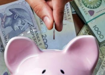 Analiza: Në Shqipëri, 40% e personave që kanë kursime preferojnë t’i mbajnë jashtë bankave