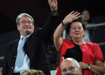 Pse Liri Berisha e ka ndryshuar emrin serb të nënës, ndryshe nga i vëllai?!