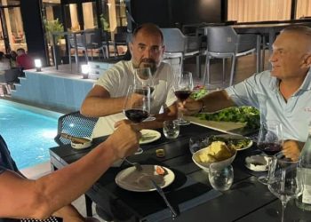 FOTO LAJM/ Ilir Meta “feston” ardhjen e afganëve dhe “qan hallet” për darkë me Ramush Haradinajn