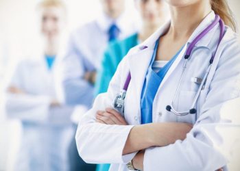 Mashtrimi/ 27-vjeçarja punon 8 muaj si mjeke, por autoritetet zbulojnë se nuk kishte përfunduar studimet