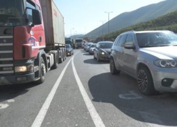 Erdhi fundjava/ Qytetarët e Kosovës nuk i pengon as rritja e rasteve me COVID, dynden drejt Shqipërisë