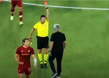 Huq i vjetër! Mourinho hyn në fushë dhe tenton të përleshet me arbitrin (VIDEO)