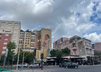 “Kujdesi i nënës”/ Kuratori Helidon Haliti zbulon muralen e tretë që po realizohet në kuadër të “Mural Fest” në Tiranë