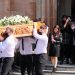 Prekëse! Foshnja shoqëron në funeral mamanë që nuk e njohu dot kurrë