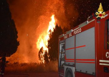 Italia, alarm nga zjarret/ Janë mbi 500 vatra aktive, flakët vdesin 6 personave, akuza për zjarrvënie të qëllimshme