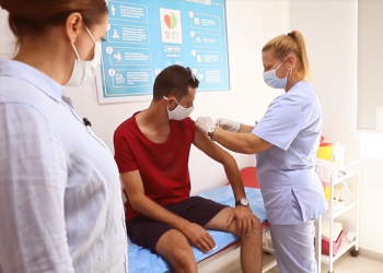 “Sot mbërrijnë 50 mijë doza Pfizer”/ Manastirliu apel studentëve: Vaksinohuni përpara fillimit të vitit të ri akademik