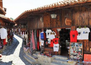 Identiteti shqiptar “prodhohet” në … Kinë