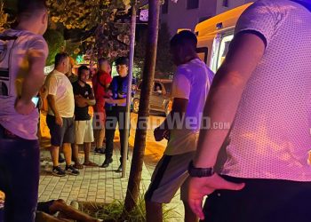 Plagosje me thikë në Tiranë, adoleshenti dergjet në tokë