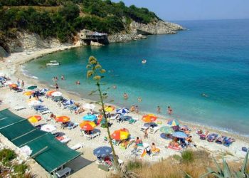 Zgjodhën bregdetin shqiptar/ Mbi 120 mijë qytetarë nga Maqedonia u futën vetëm nga Qafë Thana për pushime në vendin tonë