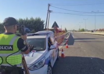 Kosovari “fluturon” me “Jaguar” në Rrugën e Kombit, radari e kap me 191 km/orë