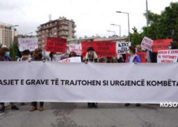Albulena Haxhiu kundër Albin Kurtit?!/ Vrasja e 18-vjeçares, protestë para qeverisë, hidhet bojë e kuqe: Kryeministër i ke duart me gjak