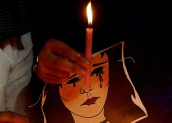 “Ata na detyruan për këtë”/ Akuzoi deputetin për ngacmim seksual, vetëdigjet 24-vjeçarja