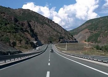 VIDEO: E frikshme! Shoferi nga Shkupi futet kundravajtje në “Rrugën e Kombit”