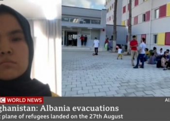 Studentja afgane flet për BBC nga Shqipëria: Njerëz mikpritës! Po kujdesen për ne në mënyrë të shkëlqyer, mirënjohëse për shërbimet e mirësinë