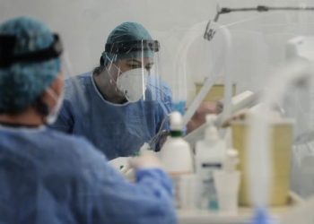 Studimi i fundit: Ja sesi duhet të qëndrojnë në shtrat pacientët me Covid-19, që të shmangin intubimin