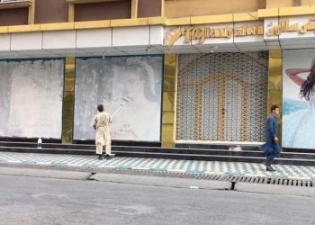 Talebanët “zhdukin” pikturat e grave në muret e Kabulit