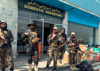 “Trajtoni mirë qytetarët”/ Talebanët të veshur me “kostum” amerikan, marrin nën kontroll aeroportin e Kabulit: Gati fluturimet komerciale