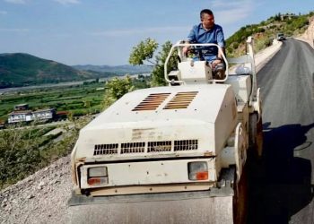 FOTOLAJM / Taulant Balla në majë të rulit duke shtruar rrugën: S’ka kohë për pushim!