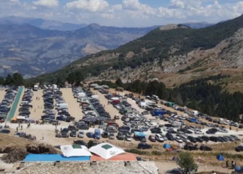 Mijëra besimtarë në Malin e Tomorit, pelegrinazhi nis me këngë e lutje
