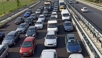 Trafik në aksin Milot-Lezhë, mijëra shqiptarë të Kosovës dynden drejt bregdetit