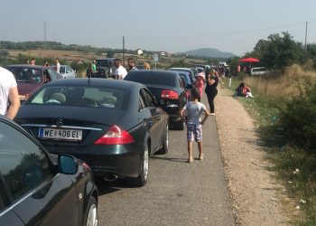 Radhë të gjata në kufi, më shumë se 3 orë pritje për të dalë nga Kosova
