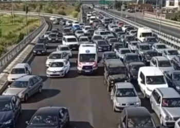 Radhë të gjata makinash kudo në qytet, pushuesit dhe emigrantët mbushin rrugët e Lezhës
