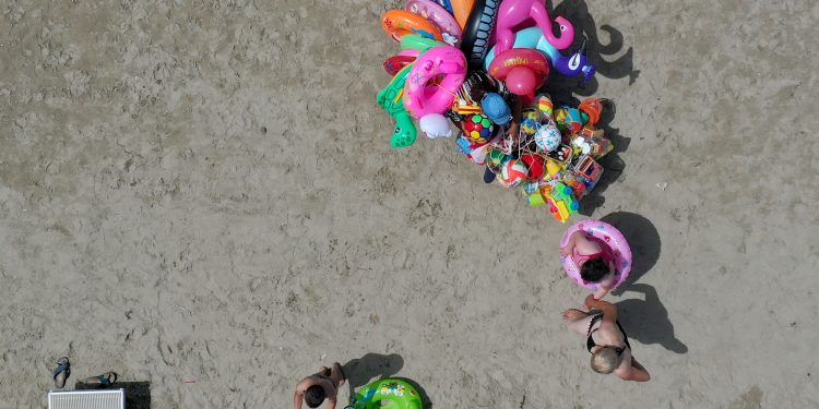 Pushues duke marre rreze ne plazhin e Durresit, i cili laget nga deti Adriatik, teksa temperaturat e larta deri ne 42 grade celcius kane pushtuar Shqiperine./r/n/r/nVacationers sunbathing in the beach of Durres, as high temperatures up to 42 degrees have engulfed Albania.