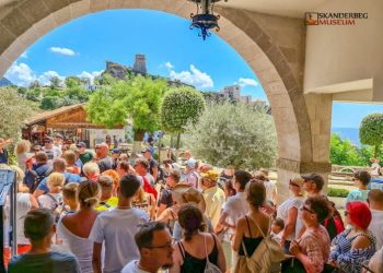 VIDEO / Fluks turistësh vendas e të huaj në Krujë, vetëm sot mbi 1 mijë vizitorë