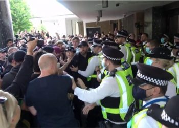 VIDEO/ Londër protestuesit kundër vaksinimit sulm ndaj selisë së BBC-së