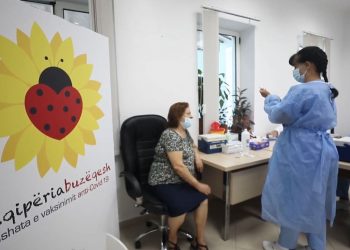 “S’do të ketë vaksinime të detyrueshme”/ Komitetit i Ekspertëve: Ka disa kategori, të cilët duhet të mbrojnë veten dhe të tjerët