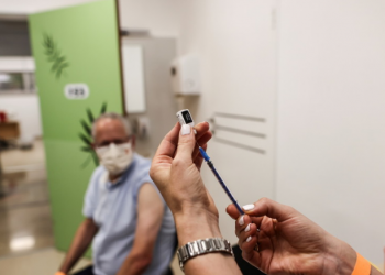 Izraeli hedh në plehra 80 mijë doza të vaksinës Pfizer