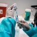 Mjeku refuzon të trajtojë pacientët që s’kanë marrë dozën anti-COVID: Vaksinohuni