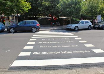 “Në parkun që mbuluan fletët”/ FOTO, vizat e bardha shndërrohen në vargje poezish në rrugët e Durrësit