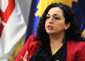 Lapsus apo distancë?! Vjosa Osmani: Kosova qëndron gati për të ndihmuar miqtë tanë shqiptarë në luftën me zjarret