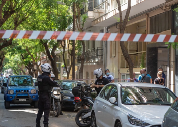 “Të lutem mos më vrit”/ Burri ekzekuton gruan e tij dhe më pas largohet nga banesa i përgjakur